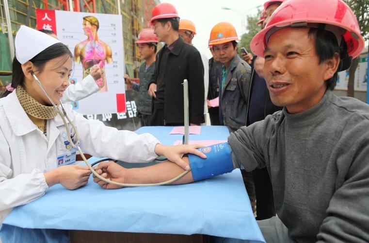 走進(jìn)農(nóng)民工"活動(dòng),向農(nóng)民工講解男性健康知識(shí),提供男性健康咨詢服務(wù)
